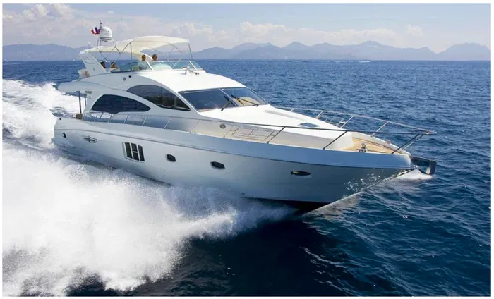 Private yacht Dubai, 63ft Majesty cruising past Dubai Marina