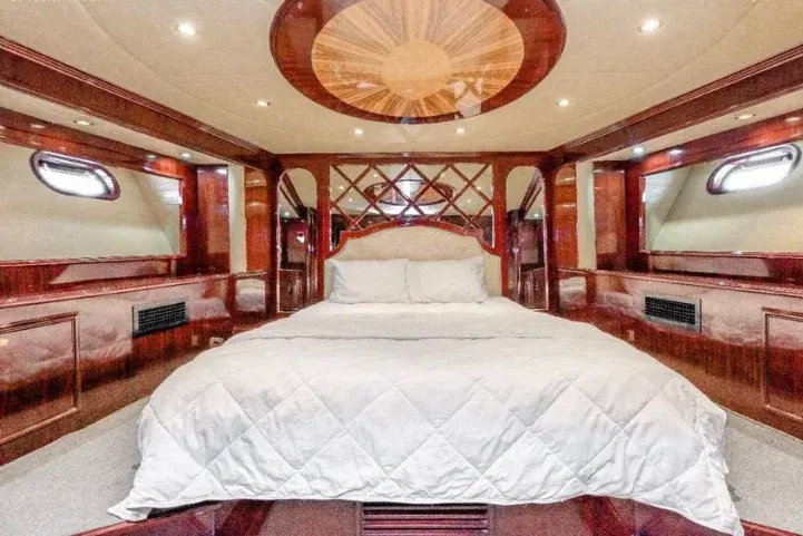 80ft jacuzzi yacht rental Dubai Marina - photo 3