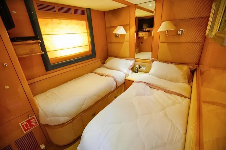 95ft black premium yacht hire Dubai - photo 3