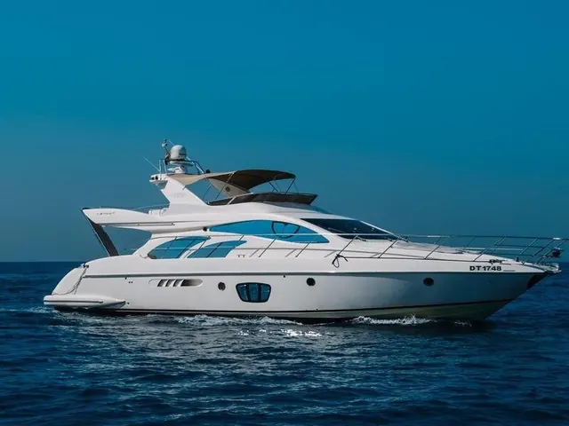 Private yacht cruising in Dubai with fuel included